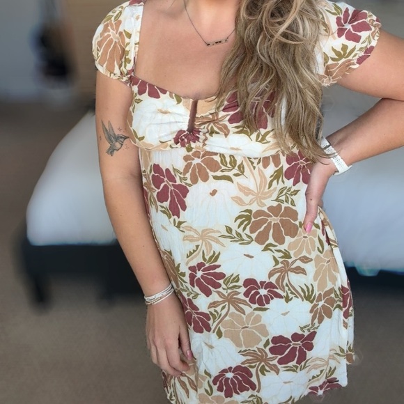 Volcom Day in Parrotise Dress with Floral Design - Picture 6 of 6